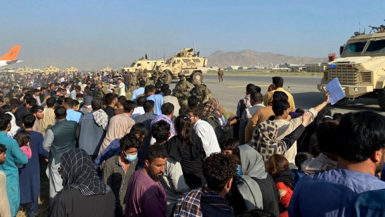Haos pe aeroportul din Kabul: Talibanii ar fi incendiat aeroportul, în timp ce forțele australiene disperate spun că împușcăturile și grenadele lacrimogene împiedică eforturile de evacuare