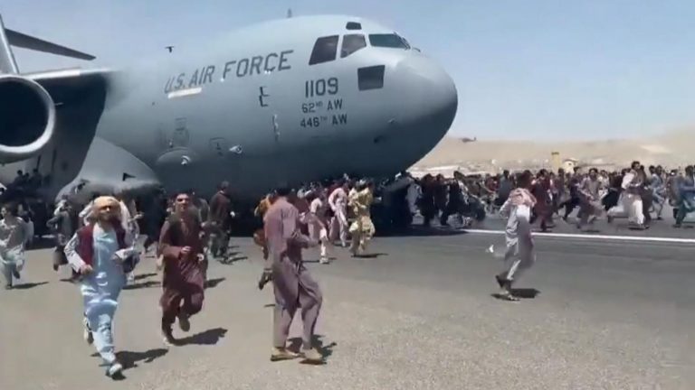 Explozie în zona aeroportului din Kabul