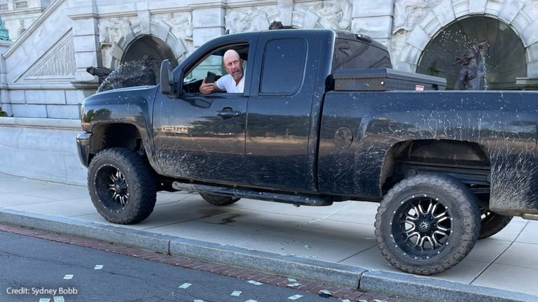 Desfășurare de forțe la Capitoliu după ce un bărbat aflat într-o camionetă a amenințat că va detona o bombă