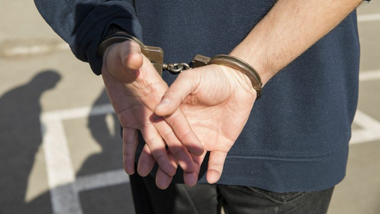 Piteşti: Tânărul care a agresat sexual o fată și a aruncat-o din autobuz într-o stație s-a predat și a fost reținut
