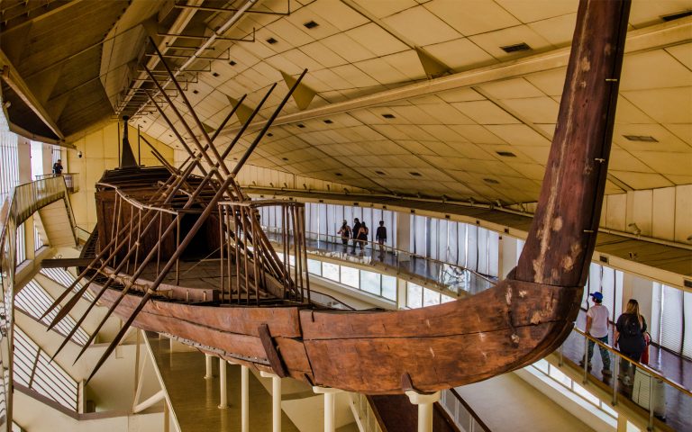 VIDEO | Barca solară a faraonului egiptean Keops a fost transportată la Marele Muzeu Egiptean