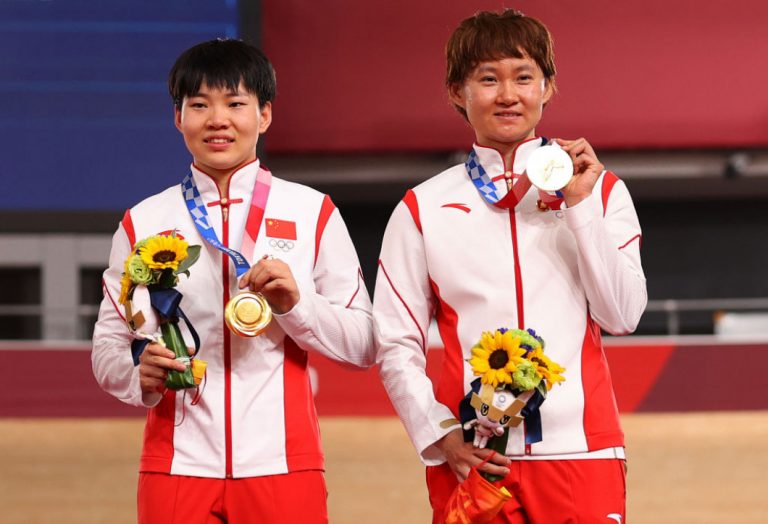 Anchetă cerută de CIO după ce două sportive din China au urcat pe podium purtând insigne cu dictatorul Mao Zedong
