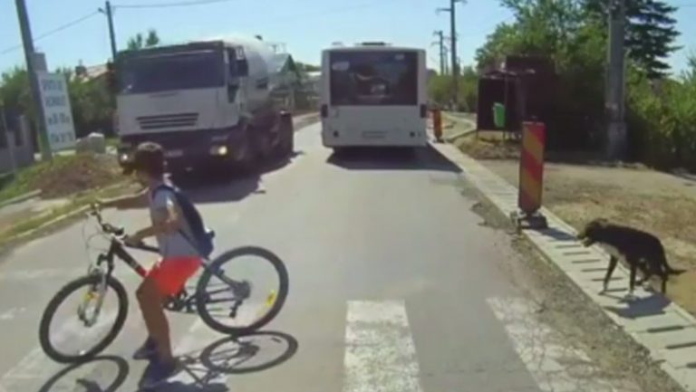 VIDEO | Un copil precaut a reușit să evite în ultima clipă un accident mortal, pe trecerea de pietoni