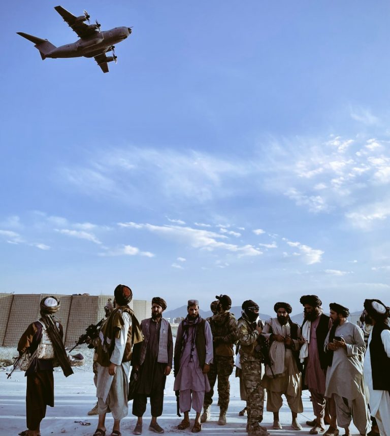 FOTO-VIDEO | Talibanii au mărşăluit triumfal pe aeroportul din Kabul după retragerea americană. Au făcut poze în avioanele de pe pistă