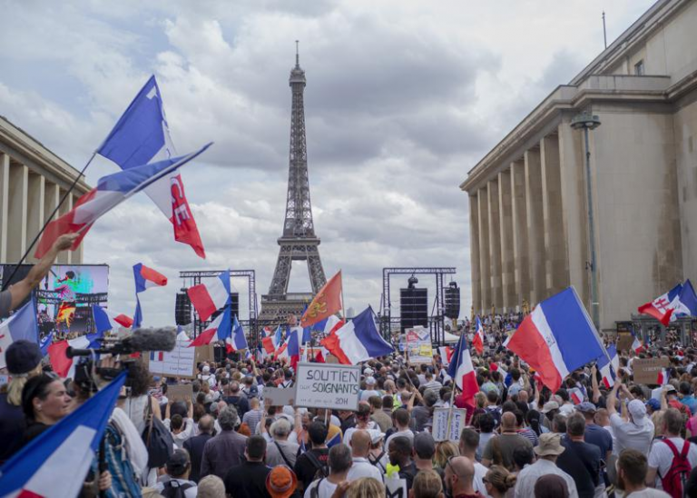 Sute de mii de francezi au protestat față de accesul în spații publice pe baza certificatului COVID