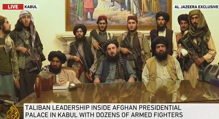 VIDEO | Talibanii s-au instalat în palatul prezidențial. Scene de disperare pe aeroportul din Kabul. Primul mesaj al președintelui Ghani