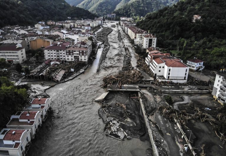 VIDEO | Peisaje apocaliptice în Turcia.  Bilanţul victimelor inundaţiilor de pe coasta Mării Negre a crescut la 27 de morţi