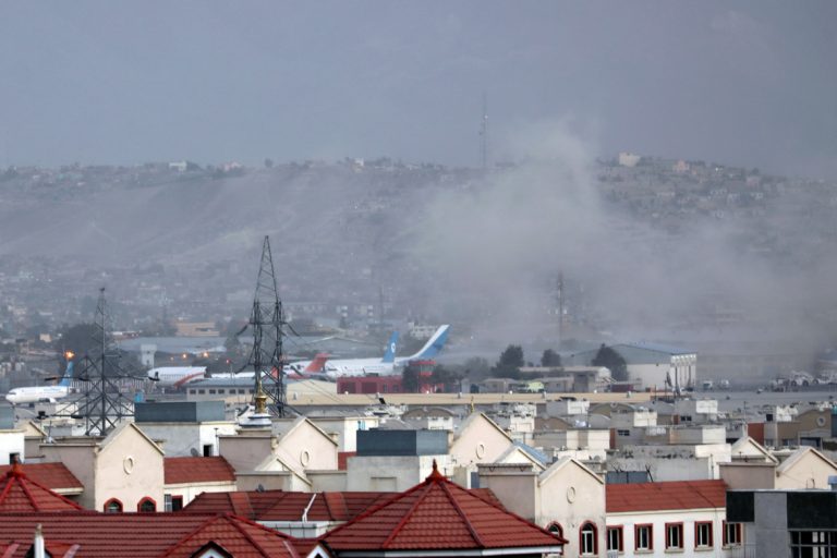 Statul Islamic revendică atacul din apropierea aeroportului din Kabul; avansează un bilanţ de 60 de morţi şi 100 de răniţi