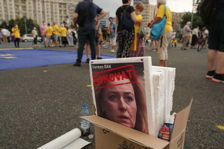 Zeci de persoane, în Piaţa Victoriei, la protestul organizat la trei ani de la violenţele din 10 august