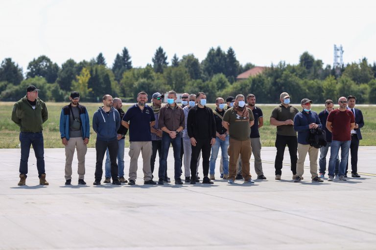 Avionul cu cei 15 cetăţeni români evacuaţi din Kabul şi patru bulgari a aterizat. Mesajul lui Bogdan Aurescu