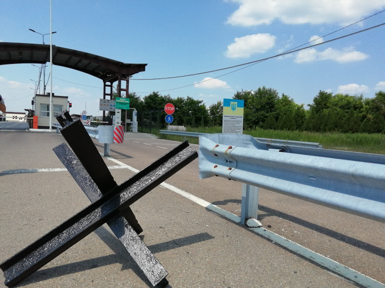 REPORTAJ | „Punctul de presiune” din apropierea României: cum se agață oamenii de sârma ghimpată pentru a trece din Ucraina în Crimeea anexată de Rusia și retur