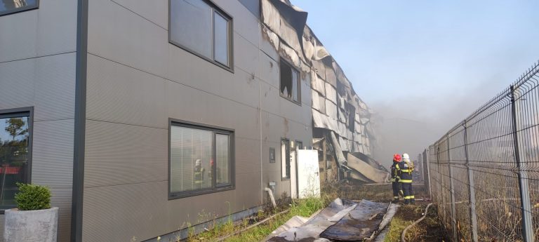 VIDEO | Incendiu la o hală de la Mogoşoaia cu degajări mari de fum; a fost emis mesaj RO-ALERT