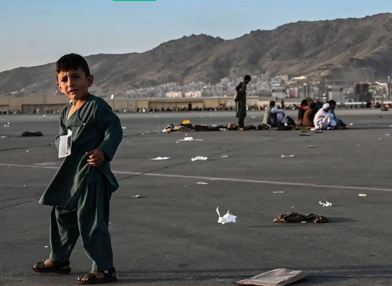 FOTO | Imagini înduioșătoare cu militarii SUA care au grijă de copiii afgani în haosul din aeroportul din Kabul