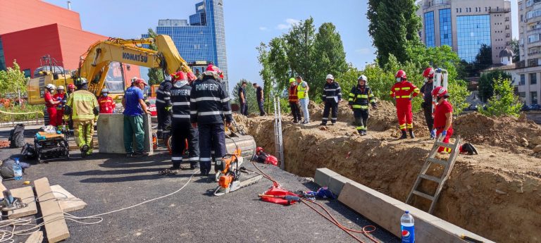 Mal de pământ prăbuşit peste mai mulţi muncitori în centrul Capitalei – 4 au fost duşi la spital, doi au murit