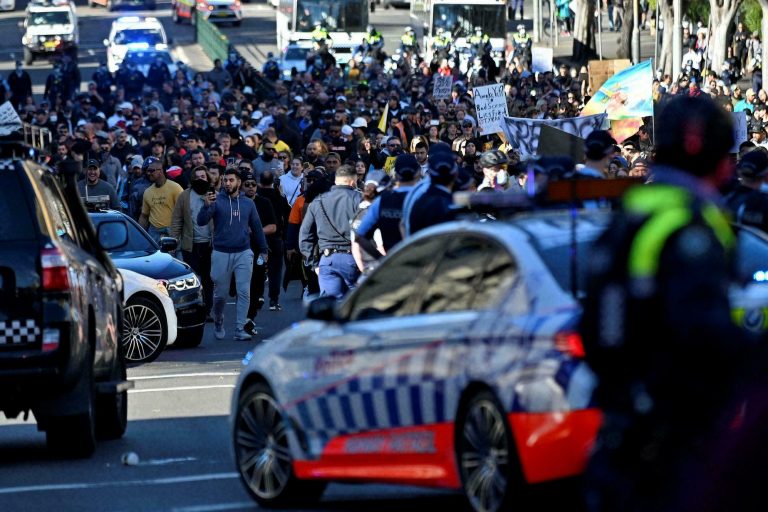 VIDEO | Protestatarii anti-lockdown au declanșat lupte de stradă cu polițiștii din Australia