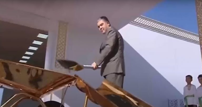 VIDEO | Președintele-clovn al Turkmenistanului, o nouă ispravă: a inaugurat un șantier cu o lopată și o roabă din aur