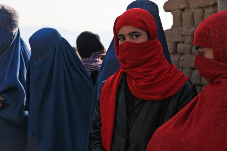 Talibanii interzic în Afganistan sunetul vocii feminine în public şi impun ca nenegociabilă purtarea vălului