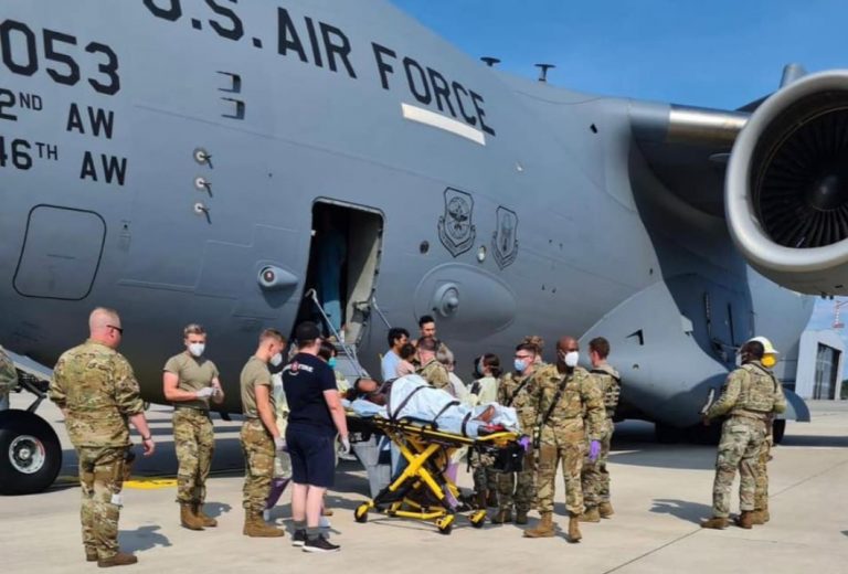 Copil afgan, născut la bordul unui avion american de evacuare.