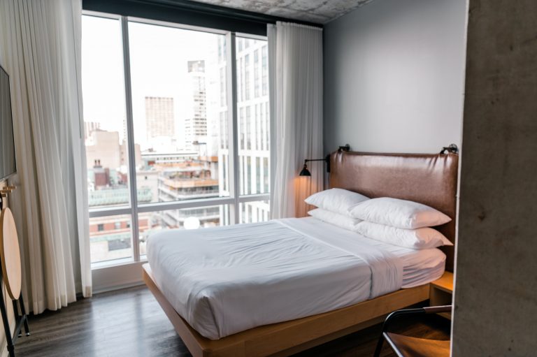 Airbnb propune găzduirea gratuită a 20.000 de refugiaţi afgani în lume