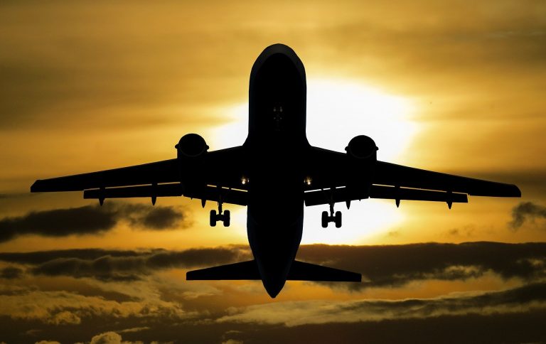 PE menţine la trei ore pragul de întârziere a unui zbor şi a compensaţiei aferente la nivelul actual, de 300-600 de euro. Ce ar trebui să li se permită gratuit pasagerilor