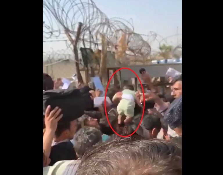 VIDEO | Scenele sfâșietoare continuă pe aeroportul din Kabul: Mamele afgane își aruncă copiii peste gardul de sârmă ghimpată, către soldații străini