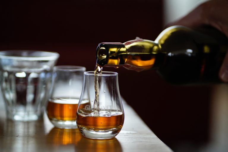 O sticlă de whisky primită cadou de Mike Pompeo declanșează o anchetă în SUA. Ce s-a întâmplat