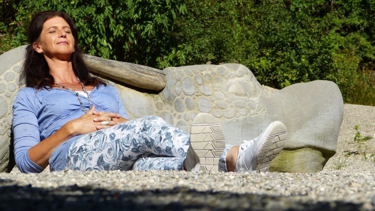 Un curent care câștigă teren în Marea Britanie: Femeile ajunse la menopauză ar putea fi protejate prin lege