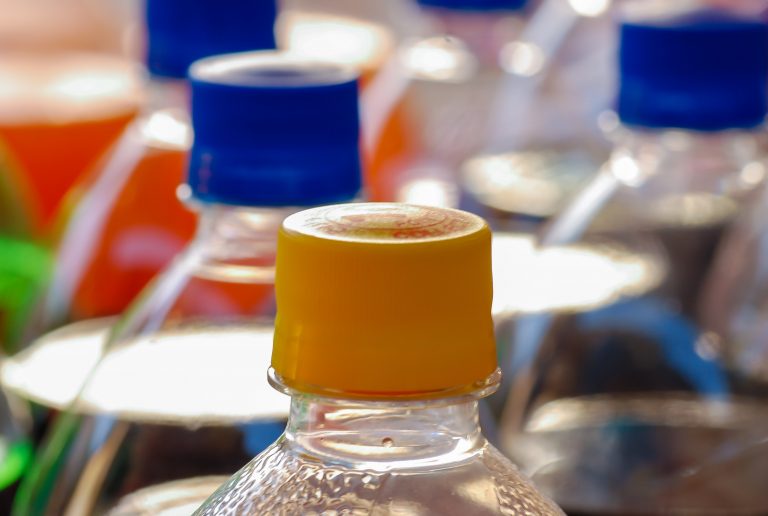 Două tipuri de băuturi carbogazoase, retrase din magazine din cauza unui ingredient cu potenţial cancerigen