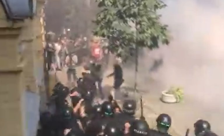 VIDEO | Violențe la Kiev. Biroul președintelui Volodimir Zelenski, luat cu asalt de protestatari
