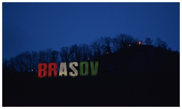 Primăria Braşov a marcat ziua națională a Ungariei. Literele de pe Tâmpa, iluminate în culorile drapelului maghiar
