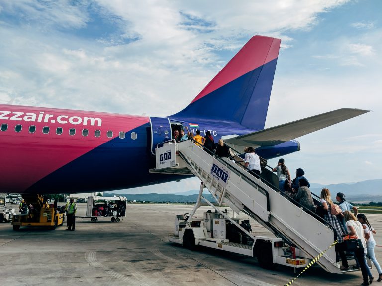 Un avion WizzAir de pe ruta Iași-Bergamo a aterizat cu dificultate după ce pilotul a semnalat probleme la sistemul de navigaţie
