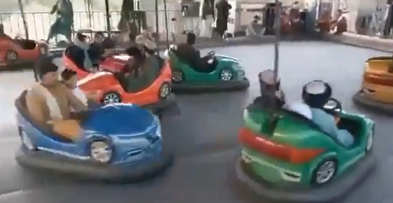 VIDEO | Imagini de noaptea minții: Teroriștii talibani se distrează în mașinuțe la Kabul