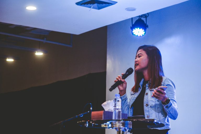 Piesele cu „conținut ilegal”, interzise în localurile de karaoke din China