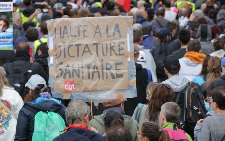 Francezii trebuie să prezinte, de luni, dovada vaccinării pentru activități de rutină