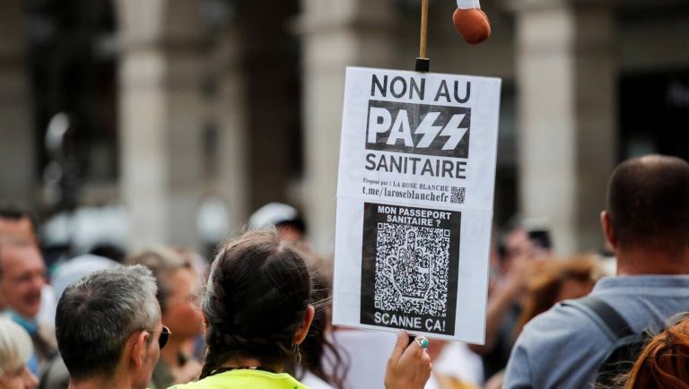 VIDEO | Noi proteste masive în Franţa împotriva certificatului sanitar