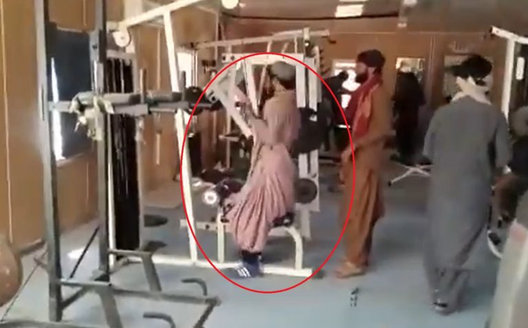 VIDEO | Ca-n filmele cu proști. Momentul în care talibanii dau buzna în sala de forță a Palatului Prezidențial de la Kabul