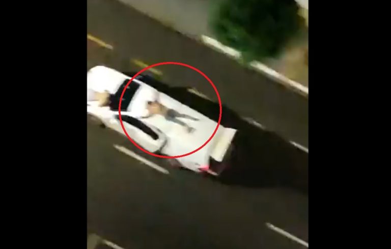 Viața bate filmul: Ostatici legați de capotele mașinilor, folosiți pe post de scut uman de tâlhari înarmați