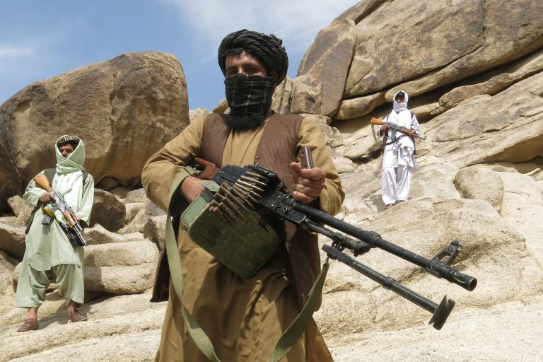 VIDEO | Talibanii dispersează o demonstraţie a femeilor în Kabul cu focuri de avertisment şi violenţe