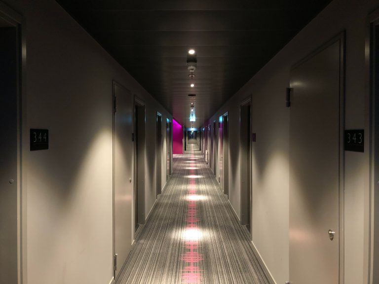 Tot mai mulți angajați străini în industria hotelieră românească. Care este motivul