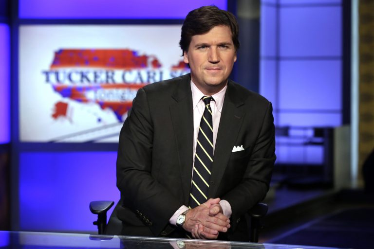 Prezentatorul TV conservator Tucker Carlson părăseşte postul Fox News