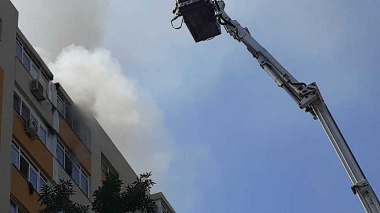 Incendiu de proporţii în București, la un bloc de pe Calea Rahovei