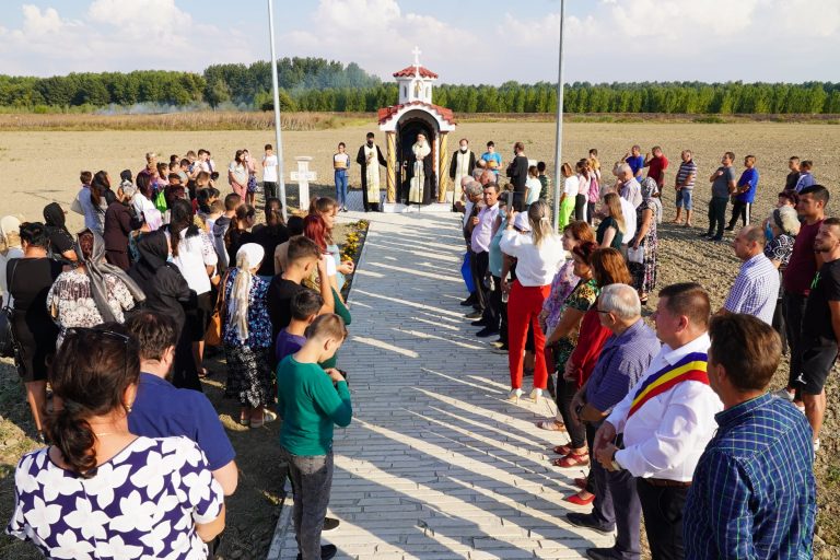 Cimitir pentru deţinuţii politici care au murit în lagărul de muncă Salcia din Insula Mare. Locul era numit „antecamera iadului”