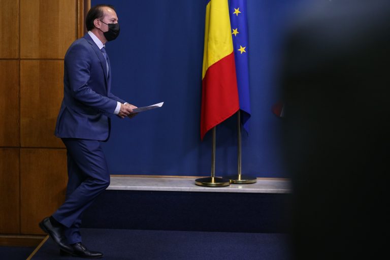 Contraatacul lui Cîțu: Parlamentarii PNL nu vor participa la ședința convocată de Orban pentru moțiunea USR-PLUS și AUR. Guvernul sesizează CCR