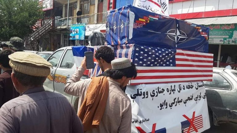 Talibanii, „show” satiric. Au organizat o înmormântare pentru forțele americane și NATO care s-au retras din Afganistan