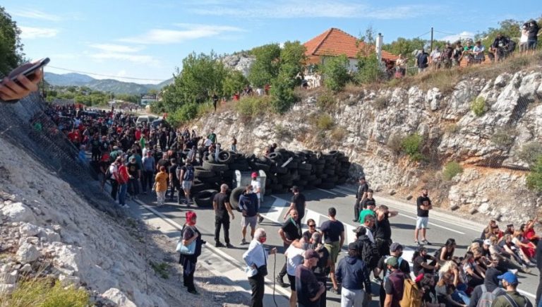 VIDEO | Fantasmele istoriei. Poliţia a dispersat cu gaze lacrimogene opozanţii întronizării noului mitropolit al Bisericii Ortodoxe Sârbe în Muntenegru
