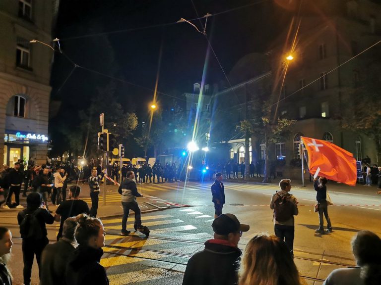 VIDEO | Elveția fierbe. Confruntări cu poliţia în cursul unei manifestaţii împotriva certificatului sanitar