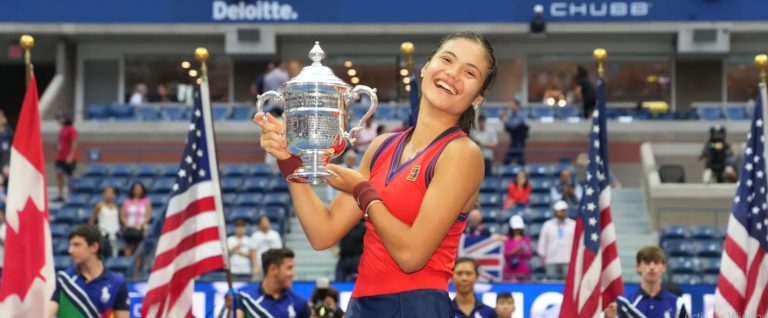 FOTO | Cum i-a cucerit Emma Răducanu definitiv pe americani. Publicul “s-a topit” după finala US Open