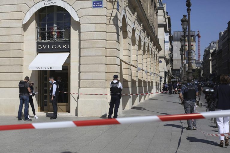 Paris: Bijuterii în valoare de 10 milioane de euro, furate dintr-un magazin din Place Vendome