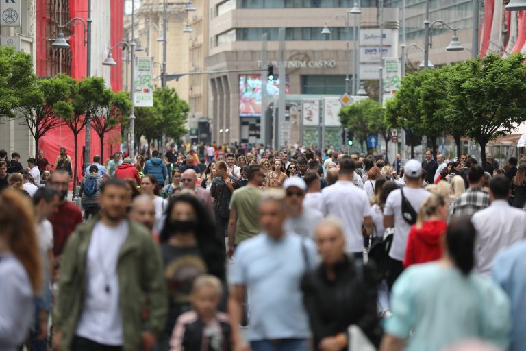 Sondaj INSCOP: Aproape jumătate dintre români cred că statul este vinovat pentru situația lor