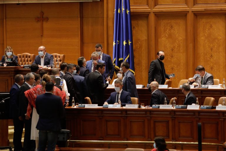 VIDEO | Tussle over who chairs meeting in Romanian parliament as political crisis spills into legislature